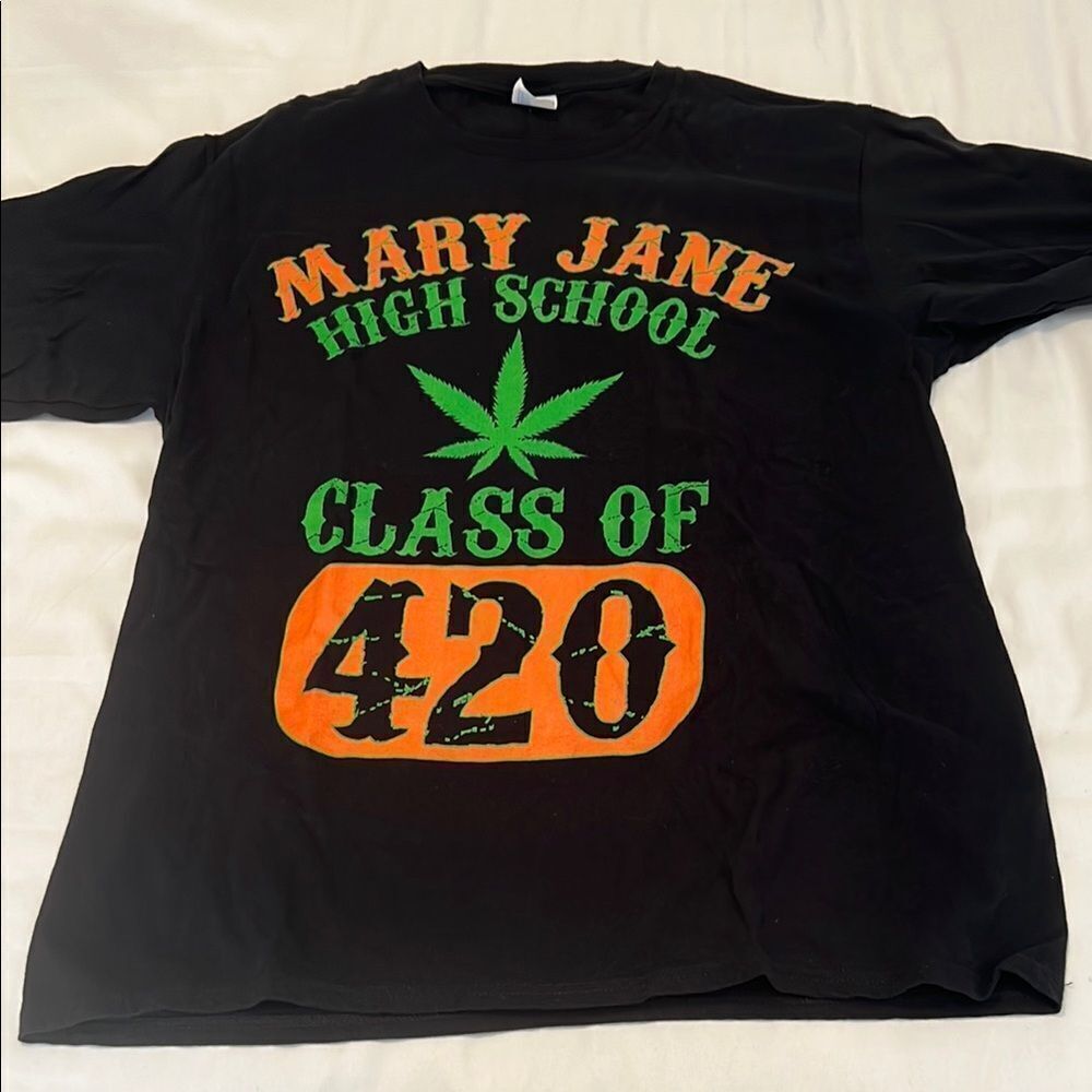 Mary Jane 420 men’s size large short sleeve Tshirt worn 2x EUC